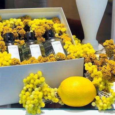 Vitrine Goutal Paris  Des parfums encenss par les fleurs