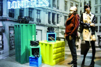 Vitrine demode avec containers