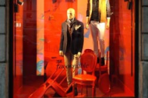 Dcoration de vitrine en rouge et bleu